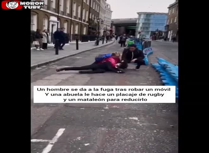 Video :The crowd (together with a granny) stops a guy from snatching a phone